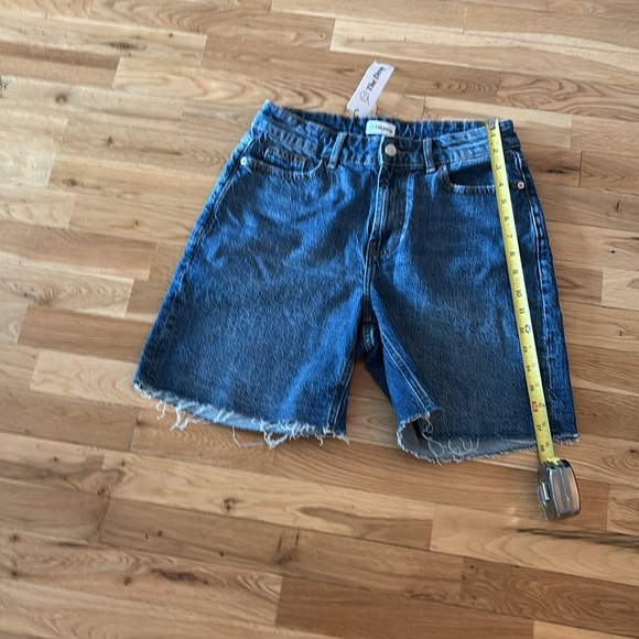 Women’s NEW w tags on… The Drop” Mari Long relaxed denim short. - Picture 2 of 6